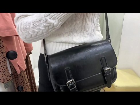 ❤️ Offentlig onani av ungtispe FeralBerry med en dildo i prøverommet ☑ Jævla video ved no.sexonfire.ru ️❤
