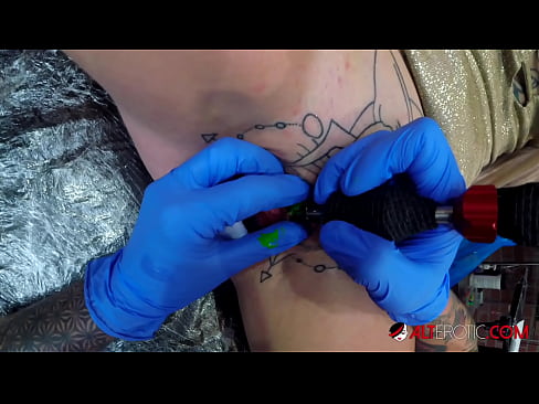 ❤️ Ekstremt tatovert hottie Sully Savage tok en tatovering på klitoris ☑ Jævla video ved no.sexonfire.ru ️❤